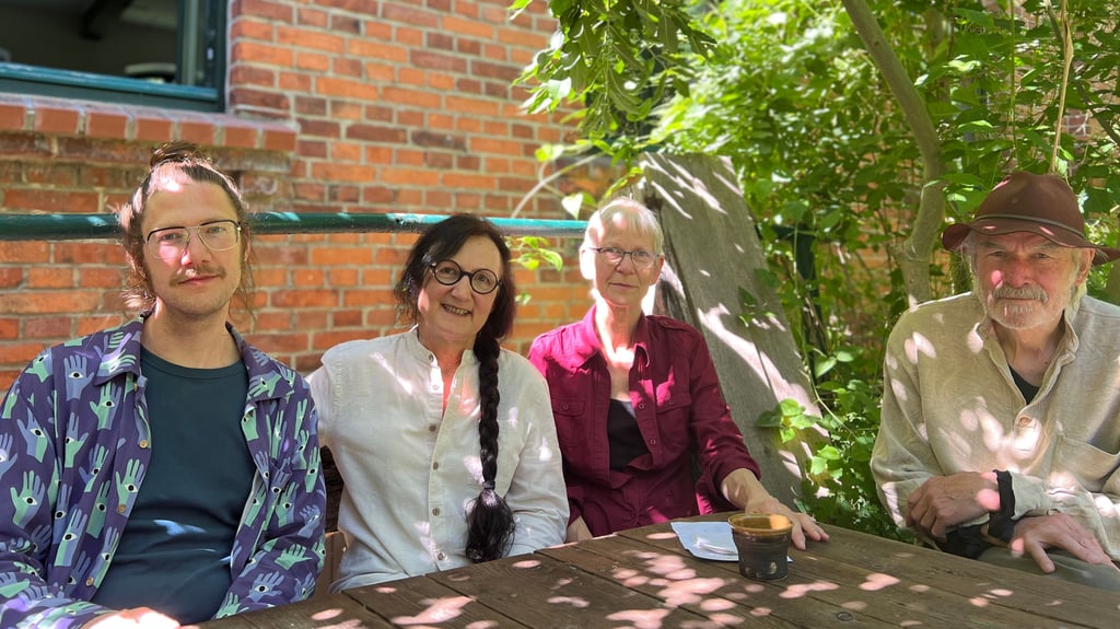 Die beiden Stipendiaten Jan Neukirchen und Angelika Wolpert im Gespräch mit Ingund und Olaf Wegewitz vom Kunstverein Röderhof (von links).
