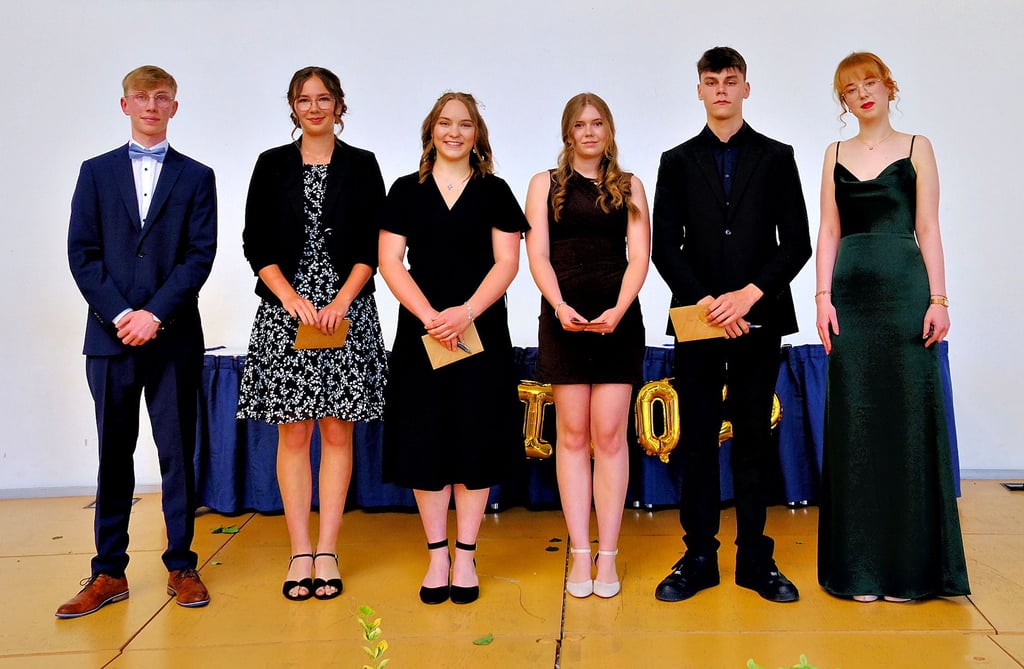 Die Besten 2025: Finn Schmieder (1,5; von links), Juliana Rötz (1,0), Charlotte Reuschel (1,0), Feline Grabert (1,2), Friedrich Krebs (1,1) und Leni Henschel (1,2).