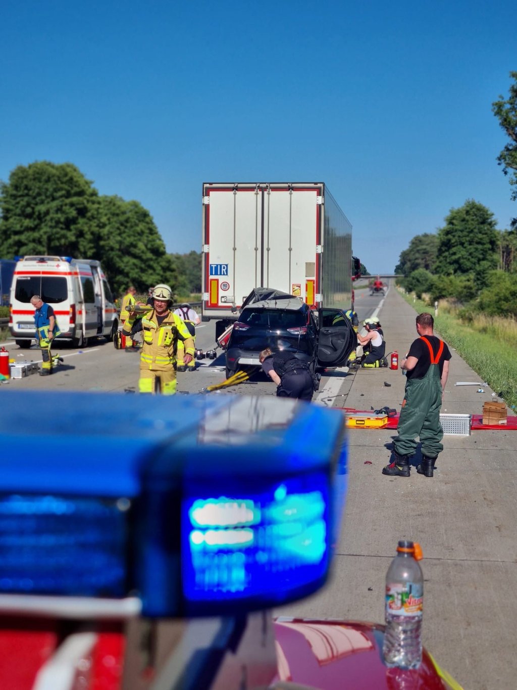 Zu den Einsatzkräften zählte die Feuerwehr aus Burg. Ein Mann war am Mittwoch in seinem Wagen bei einem Unfall auf der A2 bei Theeßen eingeklemmt worden.
