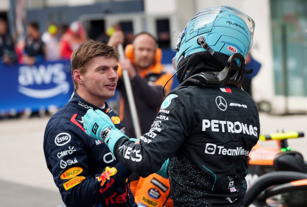 Max Verstappen (l) könnte 2026 gemeinsam mit George Russell für Mercedes fahren - oder ihn ersetzen.