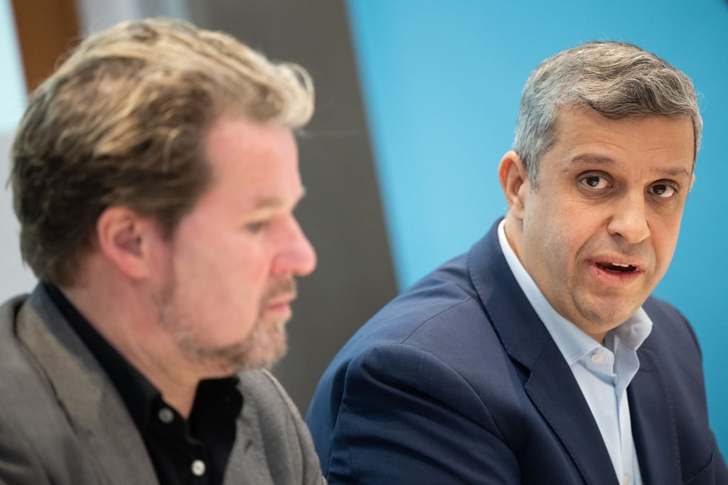 SPD-Fraktionschef Raed Saleh (r) will beim Vergesellschaftungsrahmengesetz vorankommen. CDU-Fraktionschef Dirk Stettner ist noch nicht in allen Punkten seiner Ansicht. (Archivbild)