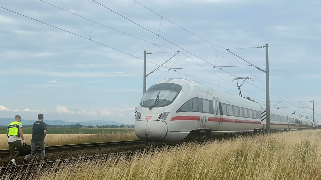 Großeinsatz in Niederbayern: Mann geht in ICE auf Fahrgäste los - mehrere ...