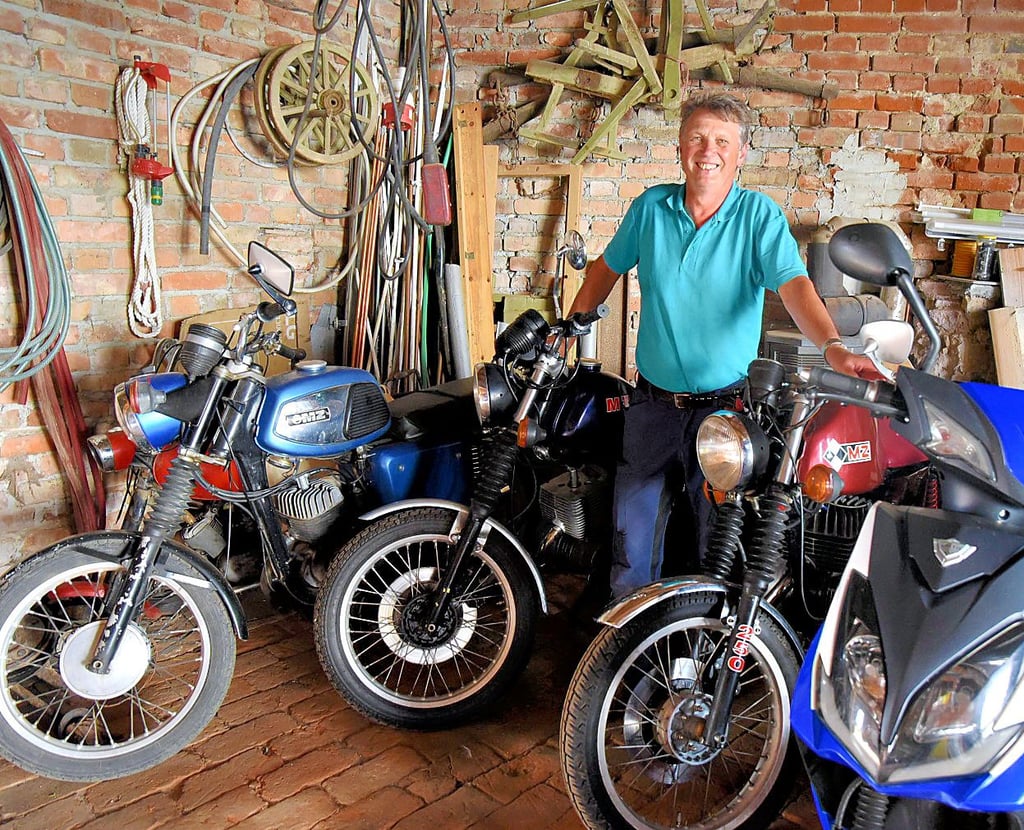 Initiator und Heimatvereinsvorsitzender Frank Pätzold in seiner „Motorrad-Abteilung“. Wie man sieht, dominiert hier die MZ.