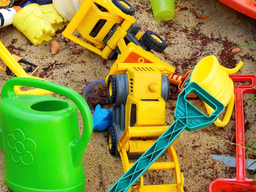 Nach einem Unfall auf einem Spielplatz in Bergwinkel ist ein Mensch gestorben.
