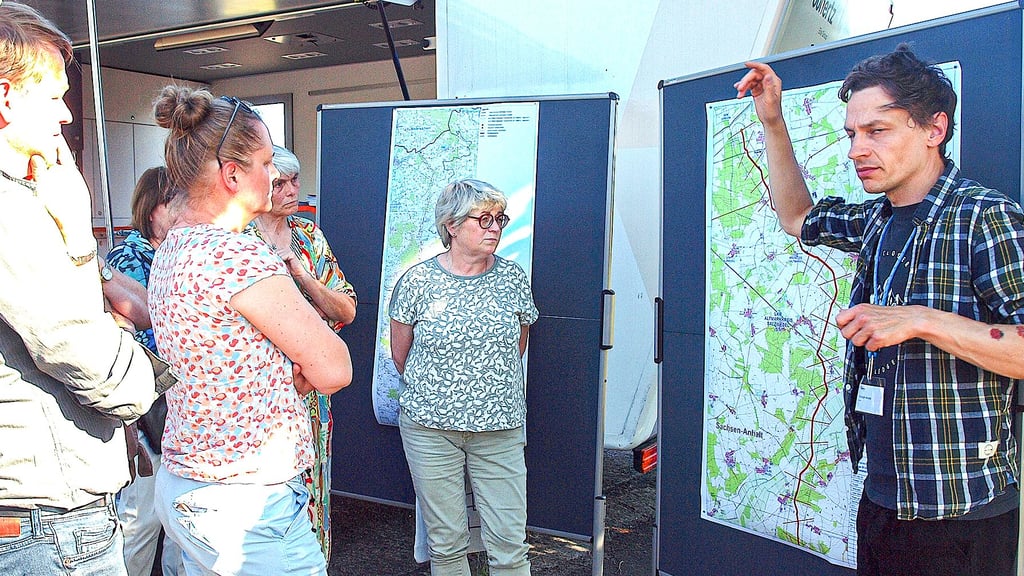 Projektleiter Christoph Arnold (rechts) erklärte den Trassenverlauf an der Karte und diskutierte mit Landwirten und Interessenten aus Fleetmark, Ritzleben, Schernikau, Vissum, Mechau und Kaulitz.