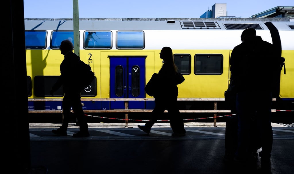 Gelb‑blau durch den Norden: Der Metronom rollt seit 2003 auf den Strecken zwischen Hamburg, Bremen und Hannover. (Archivbild)