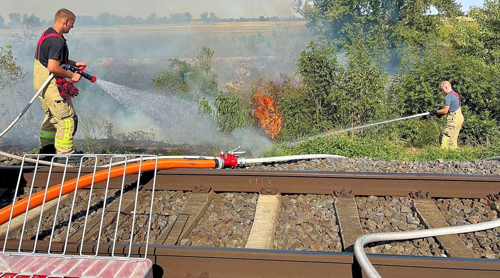 Entlang der Bahnstrecke bei Calbe kam es am Mittwoch zu einem Großbrand. Auch in Schönebeck waren die Einsatzkräfte massiv gefordert.