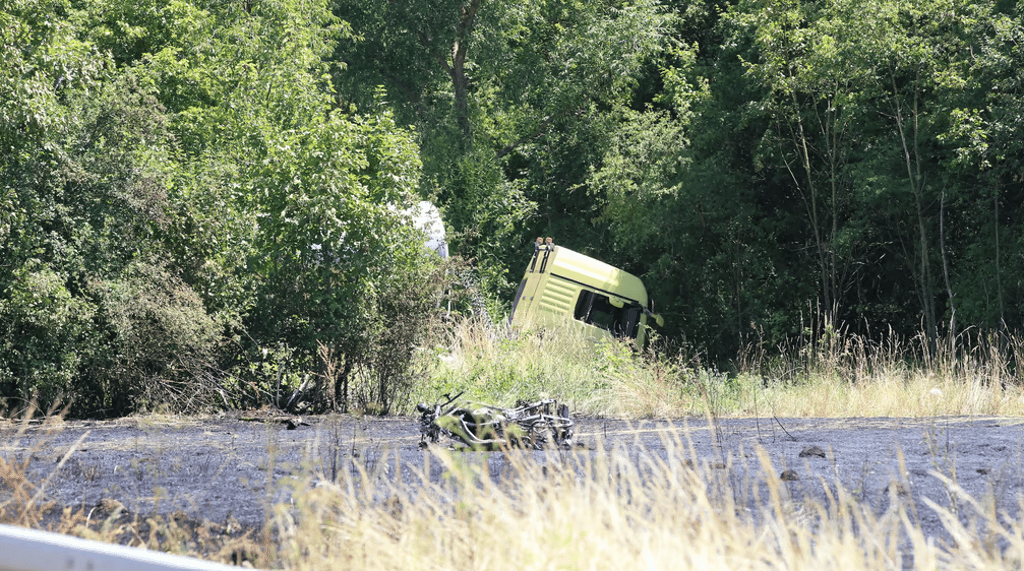 Bei einem schweren Unfall auf der Landesstraße 151 ist ein Motorradfahrer gestorben.