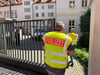 Beamte beim Betreten des Landtagsgeländes am Dienstag.