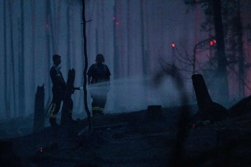 Dutzende Einsatzkräfte der Feuerwehr, des Technischen Hilfswerkes sowie des Katastrophenschutzes kämpfen unermüdlich gegen den Brand in Thüringen. (Archivbild)