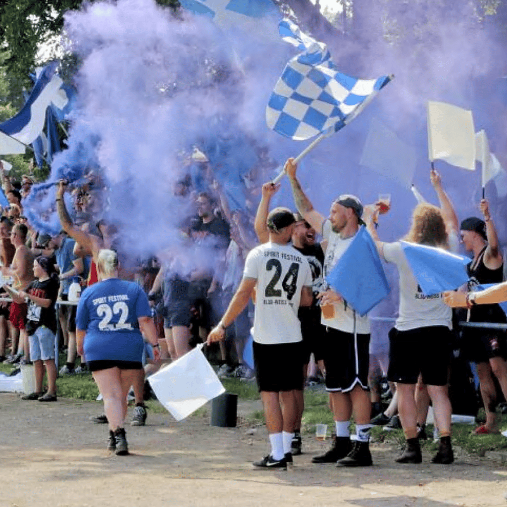 Beim Spirit-Festival wird die Storchenlandebahn zum brodelnden Hexenkessel. Blau-Weiß Loburg eröffnet hier am 16. August vor 2.000 Zuschauern die Kreisoberliga-Saison gegen Traktor Tucheim.