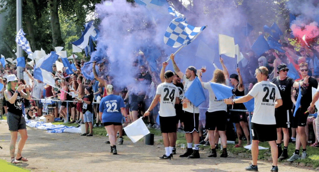 Beim Spirit-Festival wird die Storchenlandebahn zum brodelnden Hexenkessel. Blau-Weiß Loburg eröffnet hier am 16. August vor 2.000 Zuschauern die Kreisoberliga-Saison gegen Traktor Tucheim.
