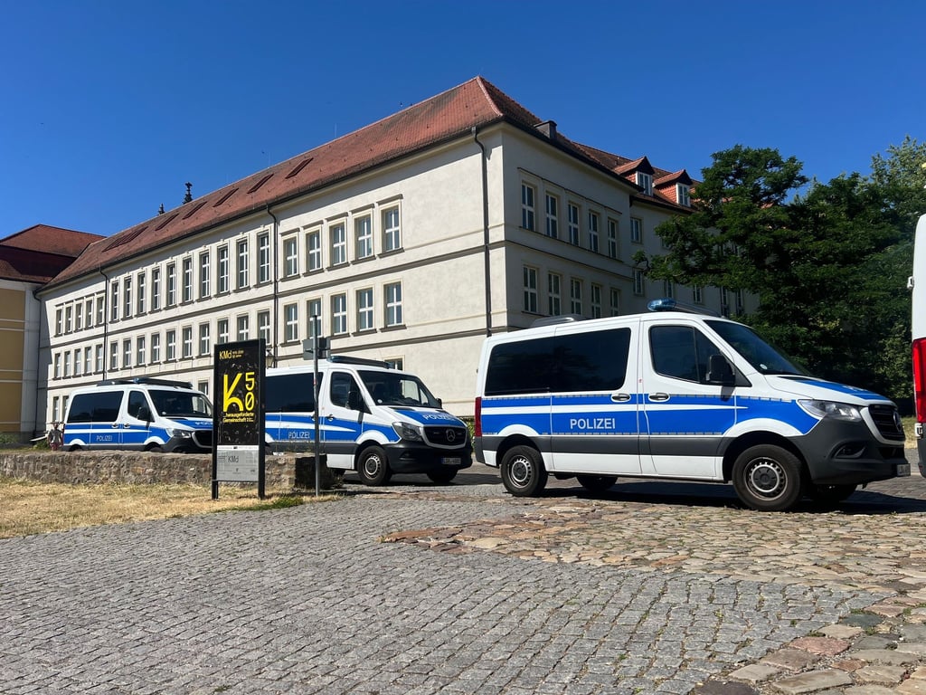 Wegen des Verdachts der Untreue haben Ermittler am Dienstag die Geschäfts- und Fraktionsräume von CDU, SPD und AfD im Landtag in Magdeburg durchsucht. (Archivbild)