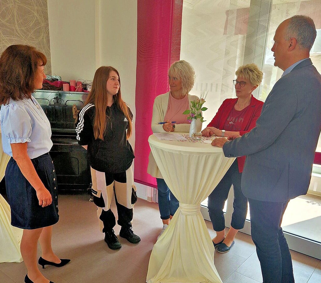 Doreen Albrecht (v. l./Sachgebietsleiterin im Jobcenter), Emely Samantha Kempa, Kristina Fritsche (Pflegedienstleiterin), Annett Koschmieder und Thomas Holz sind hier im Gespräch.