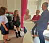 Doreen Albrecht (v. l./Sachgebietsleiterin im  Jobcenter), Emely Samantha  Kempa, Kristina Fritsche (Pflegedienstleiterin), Annett Koschmieder und Thomas Holz sind hier im Gespräch.