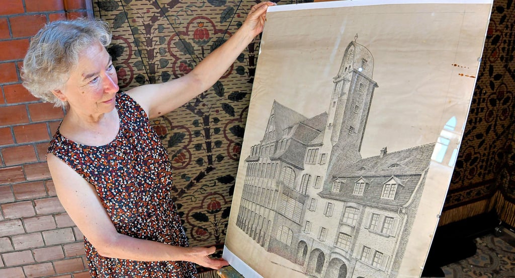 Astrid Eisbein zeigt eines der Werk ihres Opas Otto. Die Firma Bestehorn lag ihm besonders am Herzen.