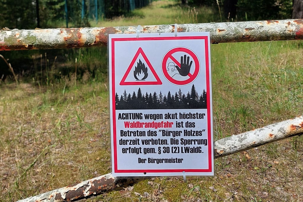 Mit Warnschildern wird auf die Sperrung des Burger Stadtwaldes hingewiesen.