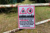 Mit Warnschildern wird auf die Sperrung des Burger Stadtwaldes hingewiesen.