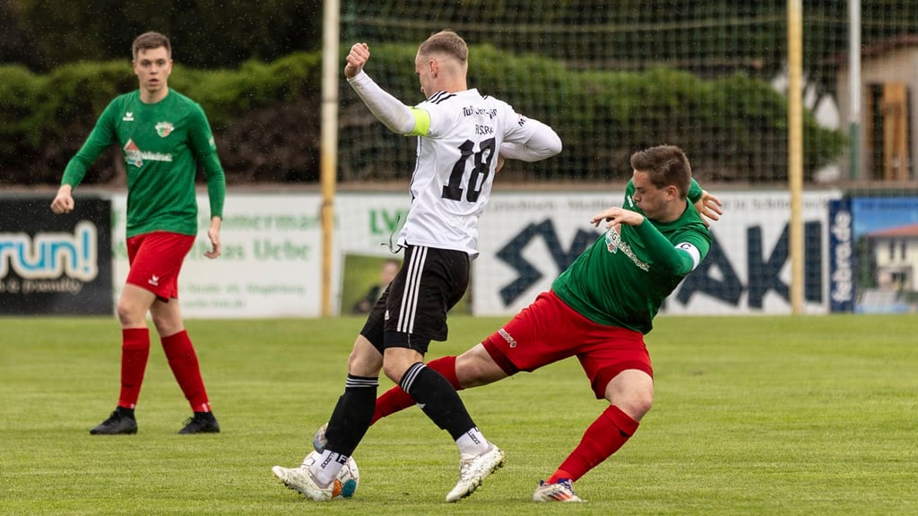 Kapitän Erik Nordmann (rechts) und Union Schönebeck bekommen zahlreiche neue Mitspieler.
