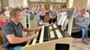 Philipp Zeiler, Organist aus Elsterwerda, spielt in der Kirche Miltern auf der Vicount-Orgel. Das elektronische Musikinstrument ist aus Spenden finanziert und ermöglicht es ihm, an jedem erdenklichen Ort zu spielen. 