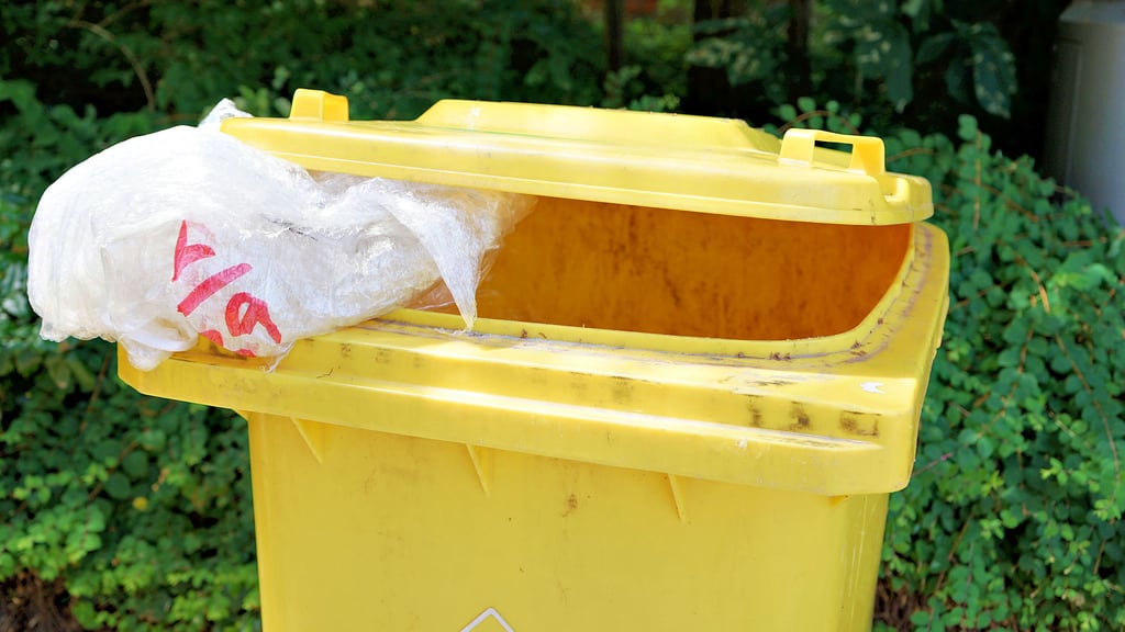 Diese gelbe Tonne wird richtig befüllt. Solche Kunststoffe werden in den Kreislauf zurückgegeben. Leider halten sich nicht alle Bürger daran.