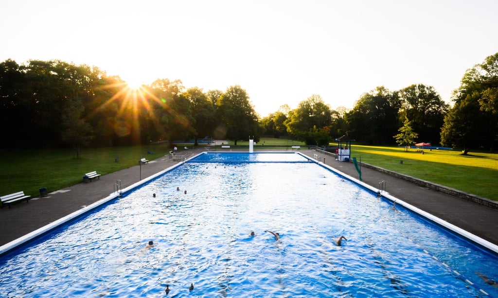 Viele Schwimmbäder sind in die Jahre gekommen, Sanierungs- und Energiekosten belasten die Kommunen. Der Initiative Bäderallianz schlägt einen bundesweiten Schwimmbadplan mit großen Investitionen vor.