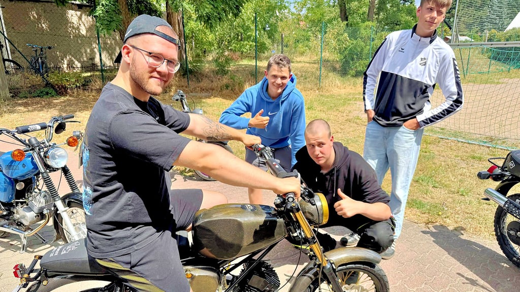 Freizeittreff-„Wiesengrund“-Betreuer Florian Wendt hat in den Umbau seiner Simson über sechs Jahre hinweg knapp 20.000 Euro investiert.