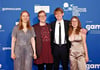 Tom Schildhauer (2. v.l.) mit den anderen Gründern des Studios „Spoonful Games“ auf dem roten Teppich bei der Preisverleihung des Deutschen Computerspielpreises in Berlin im Mai. 