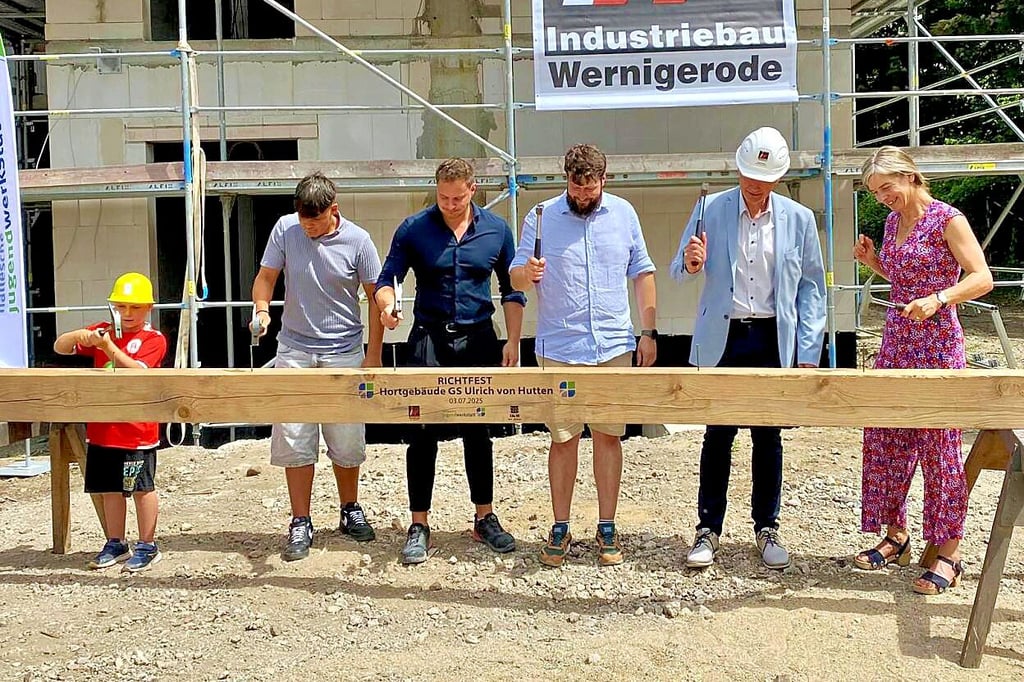 Zum Richtfest in der Liebenauer Straße wurden die obligatorischen Nägel in einen dicken Balken geschlagen.