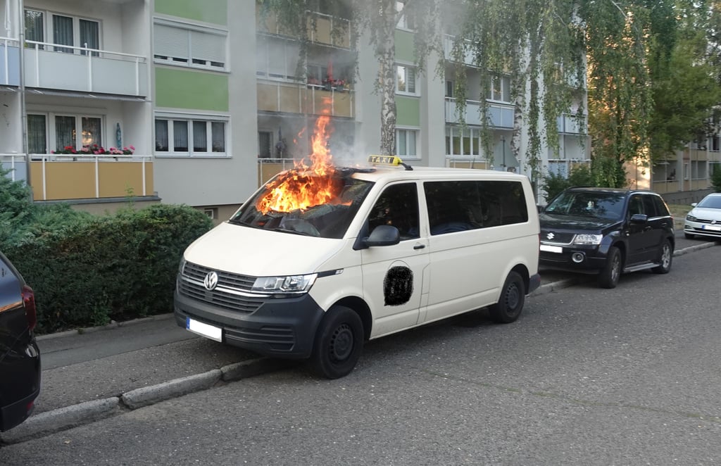 Die Feuerwehr löschte den Brand eines Großraumtaxis in der Gustav-Mahler-Straße in Zeitz.