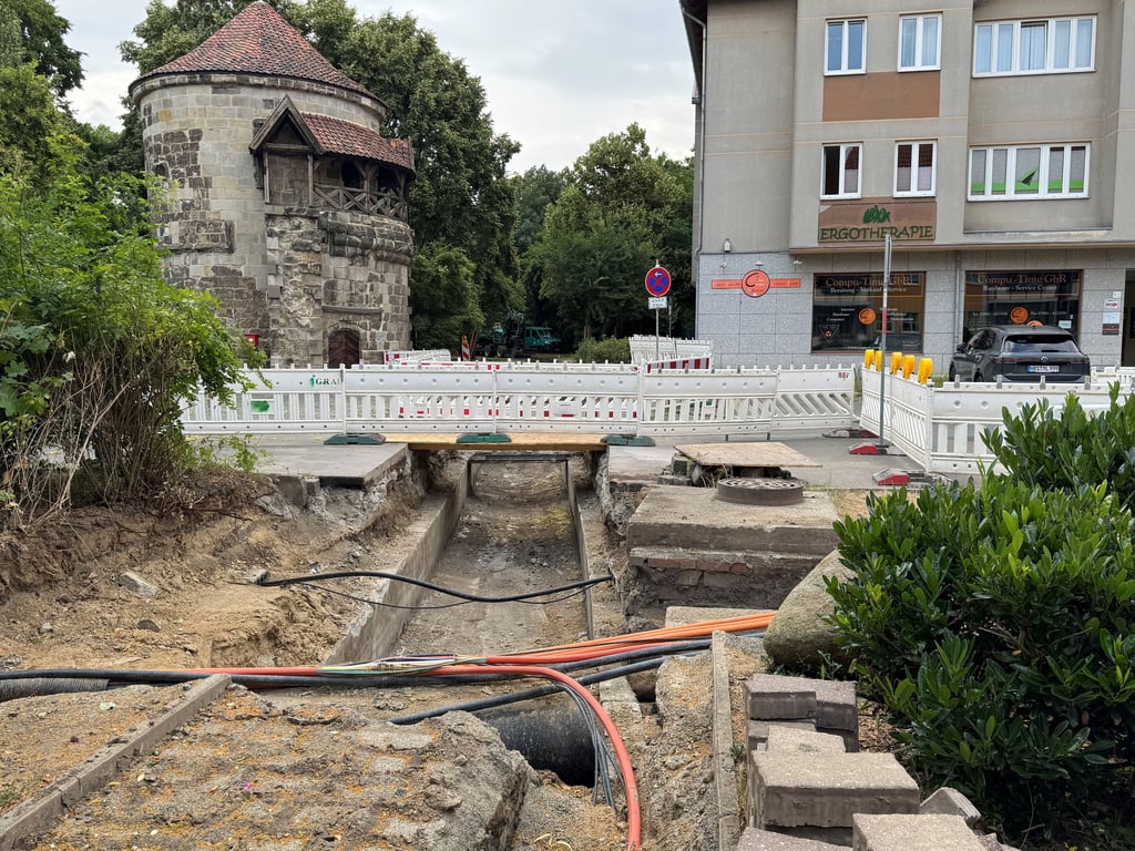 Die Arbeiten am Stromnetz in Halberstadt machen gerade ein Stück Stadtgeschichte sichtbar. Der aktuell trockene Kulkgraben liegt frei.