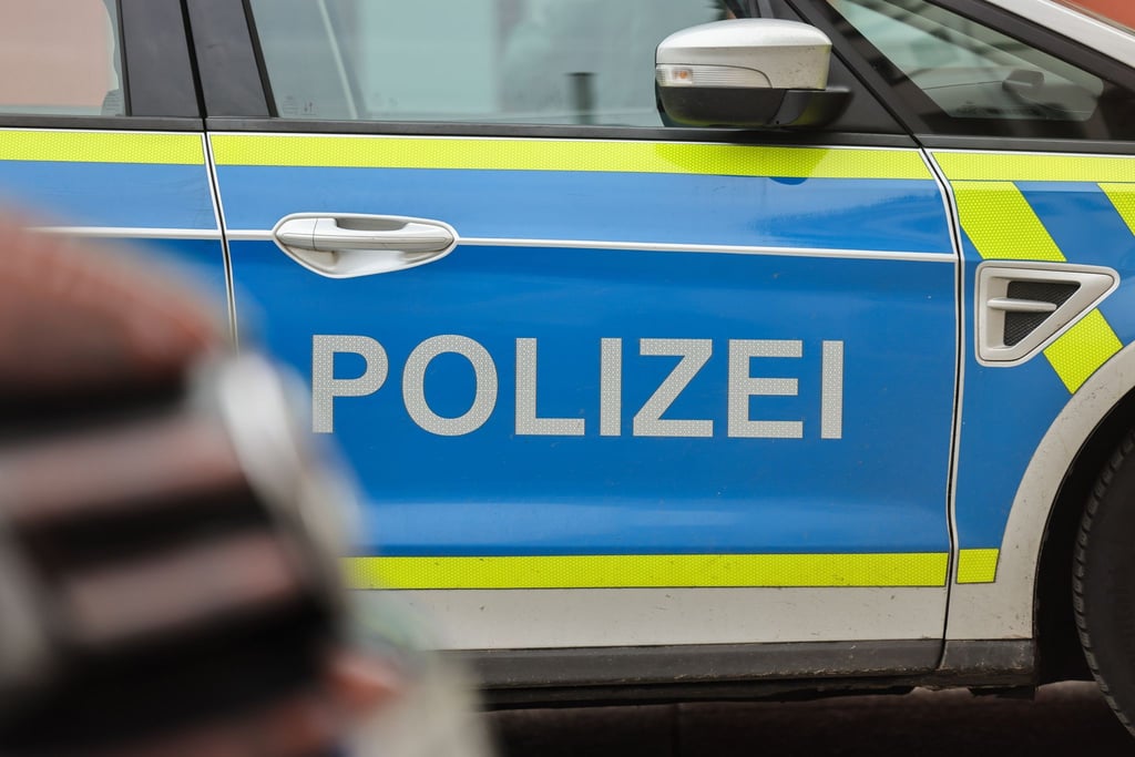 Mit einem doppelten Beinbruch muss ein Polizist ins Krankenhaus gebracht werden. (Symbolbild)