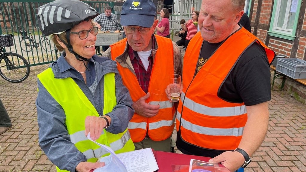 Die BI-Mitglieder Brigitte Dobbelmann, Georg Hirsch und Ricardo Hütte freuen sich über die vielen Unterschriften.