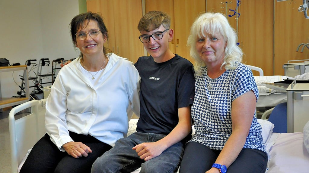 Karen Bose (links), Luis-Malte Otto und Ilka Bjeske-Lemke haben ihre Pflegehelfer-Ausbildung im Berufsschulzentrum in Stendal im selben Jahrgang abgeschlossen.