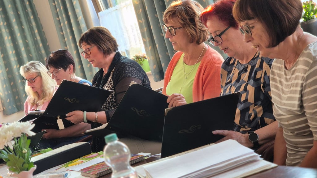 Seit über 20 Jahren schon gibt es in Neudorf einen Gospelchor. Jeden Montag ist Probe.