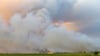Das Feuer in der Gohrischheide ist weiterhin nicht unter Kontrolle. Aktuell breitet sich der Brand nach Norden aus, teilte das Landratsamt Meißen am Donnerstagmorgen mit.
