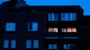 Licht an, Licht aus: Wer möchte, dass sein Zuhause auch während einer längeren Abwesenheit bewohnt aussieht, kann zum Beispiel Zeitschaltuhren installieren.
