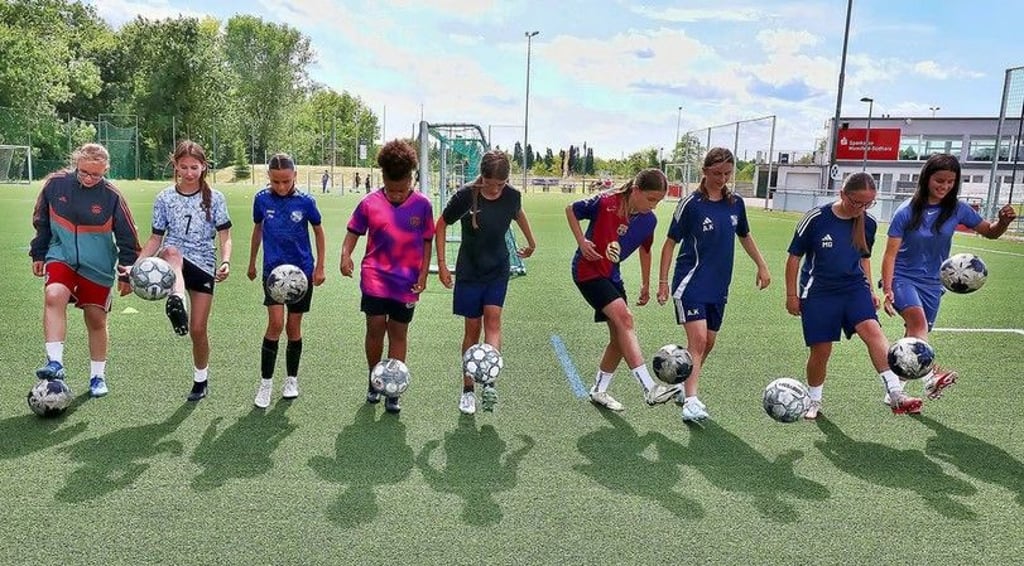 Das Mädchenteam des VfB Sangerhausen bei der Arbeit mit dem Ball auf dem Kunstrasenplatz im Friesenstadion.