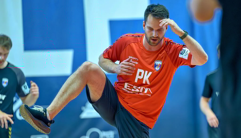 Athletik-Trainer Paul Kanis leitete beim öffentlichen Trainingsauftakt des HC Burgenland die Erwärmung.