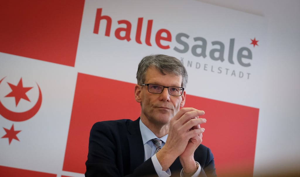 Halles Finanz-Bürgermeister Egbert Geier (SPD) steht unter Druck. Er muss jetzt jeden Monat einen Finanzbericht beim Landesverwaltungsamt abgeben.