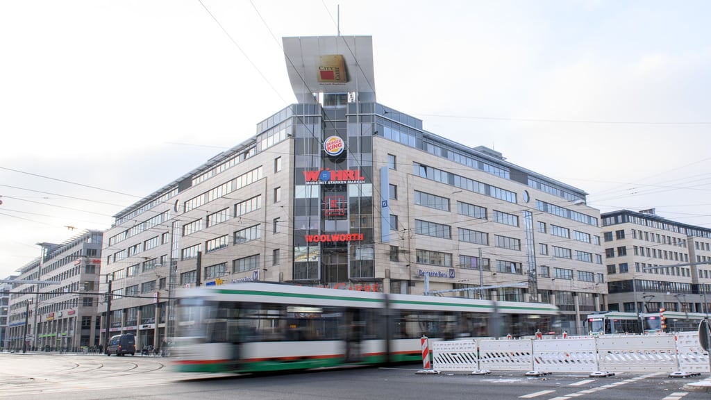 Donnerstagabend ist es im City Carré gleich zu zwei Bränden im selben Geschäft gekommen. Unbekannte hatten mehrfach Feuerwerk in dem Einzelhandelsgeschäft gezündet.