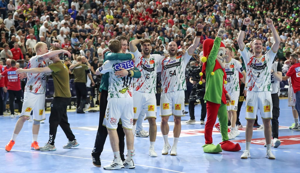 So ausgelassen freuten sich die SCM-Handballer nach dem Gewinn der Champions League.