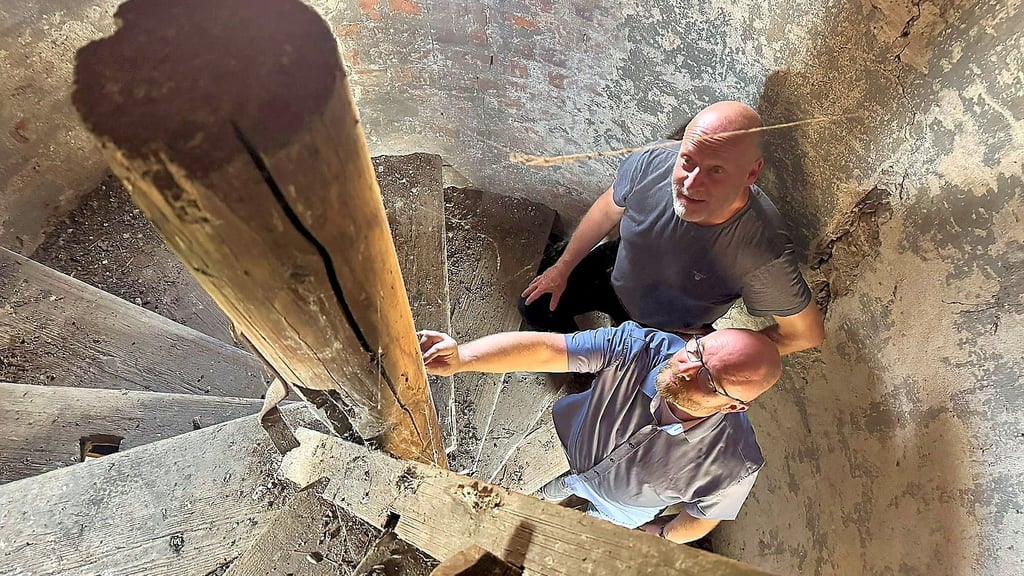 Architekt Stefan Collin (oben) und Geschäftsführer der Freien Waldorfschule Andreas Hofmann planen die Sanierung des Turms des Gut Beesen.