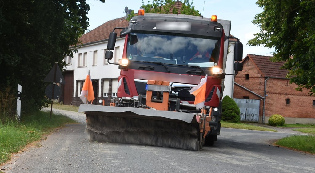 Vor der Oberflächenbehandlung wurde die Straße zwischen Jeetze und Siepe mehrfach maschinell abgefegt.