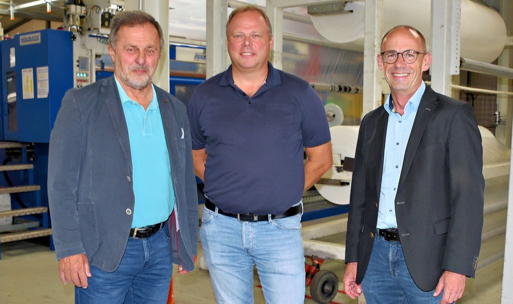 Firmenchef Michael Oldenburg (Mitte) stellte den beiden Bürgermeistern Peter Fries (links) und Stefan Reichelt den Betrieb in Unseburg vor.