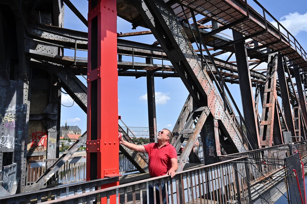 Rolf Onnen hat schon mal getestet. So knallig farbintensiv könnten die Pfeiler der Hubbrücke bald alle aussehen - wenn sich genügend Spender finden.