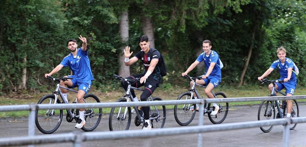 Die Blau-Weißen (hier von links Abu-Bekir El-Zein, Robert Kampa, Marcel Zajusch und Magnus Baars) kamen am Donnerstag mit Fahrrädern zum Training.