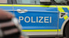 Mit einem doppelten Beinbruch muss ein Polizist ins Krankenhaus gebracht werden. (Symbolbild)