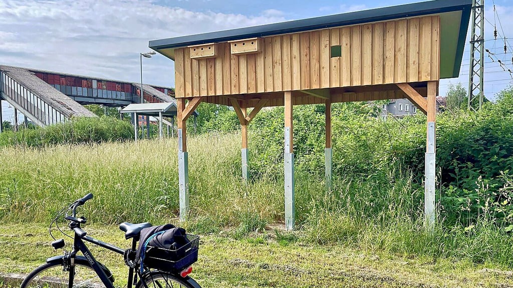 Dieser wandlose Bungalow ist ein Schwalbenturm und wurde von der Bahn am Bahnhof Frohse errichtet.
