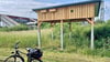 Dieser wandlose Bungalow ist ein Schwalbenturm und wurde von der Bahn am Bahnhof Frohse errichtet.